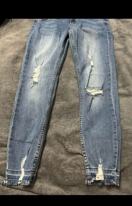 Jeansy z przetarciami