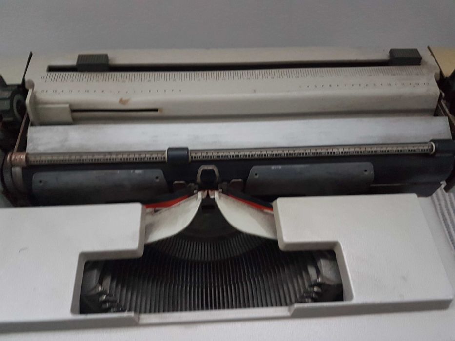 Máquina de escrever Olivetti LINEA 98