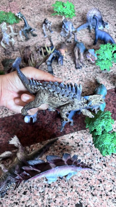 Conjunto de 19 dinossauros e 5 arvores