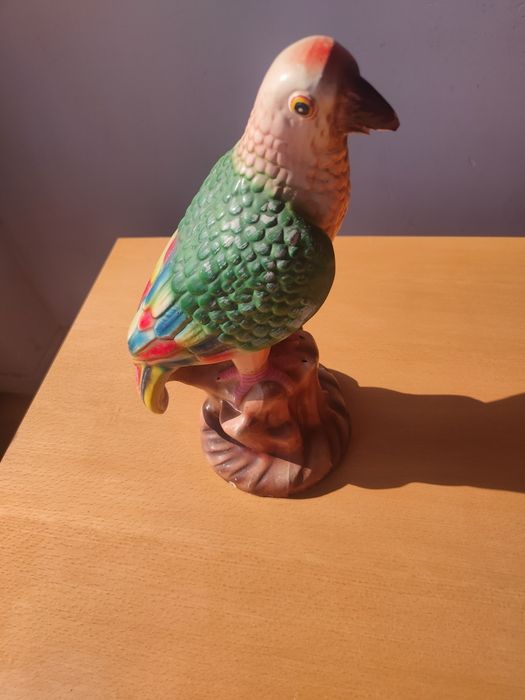 Papagaio antigo em cerâmica.