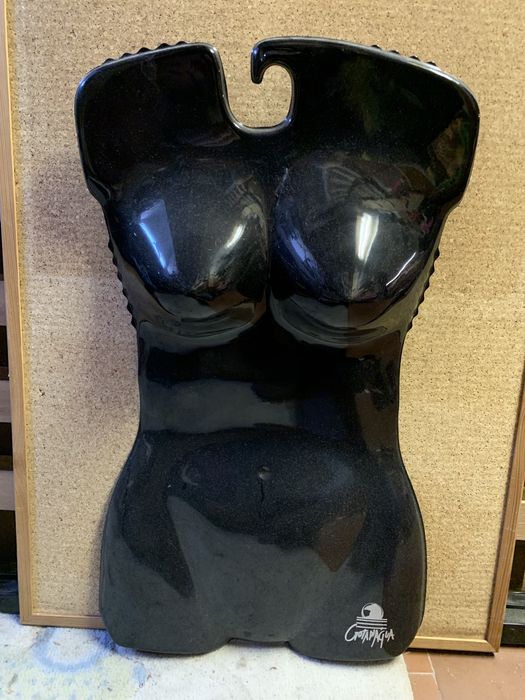 Manequins expositores para fatos de banho pretos e brancos .