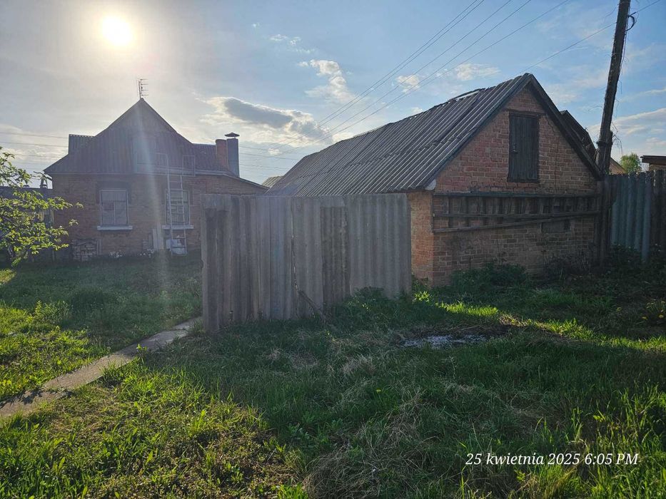 Продам будинок з земельною ділянкою. Старе місто. В будинку 2 кв.