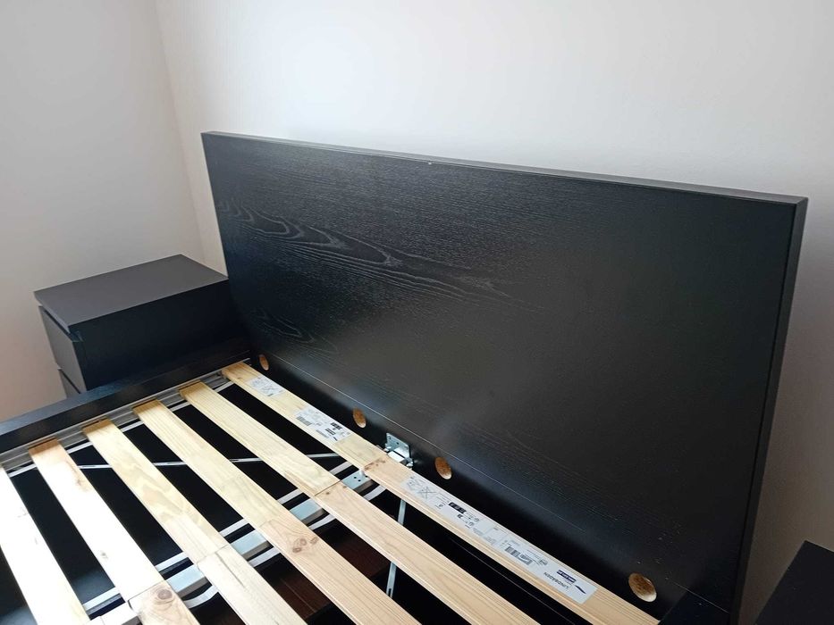 Conjunto Cama Casal IKEA MALM (140x200) c/ 4 Gavetões + 2 Mesas Cabeceira 180€