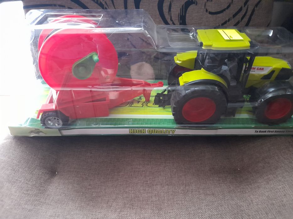 Duży traktor z maszynami rolniczyni