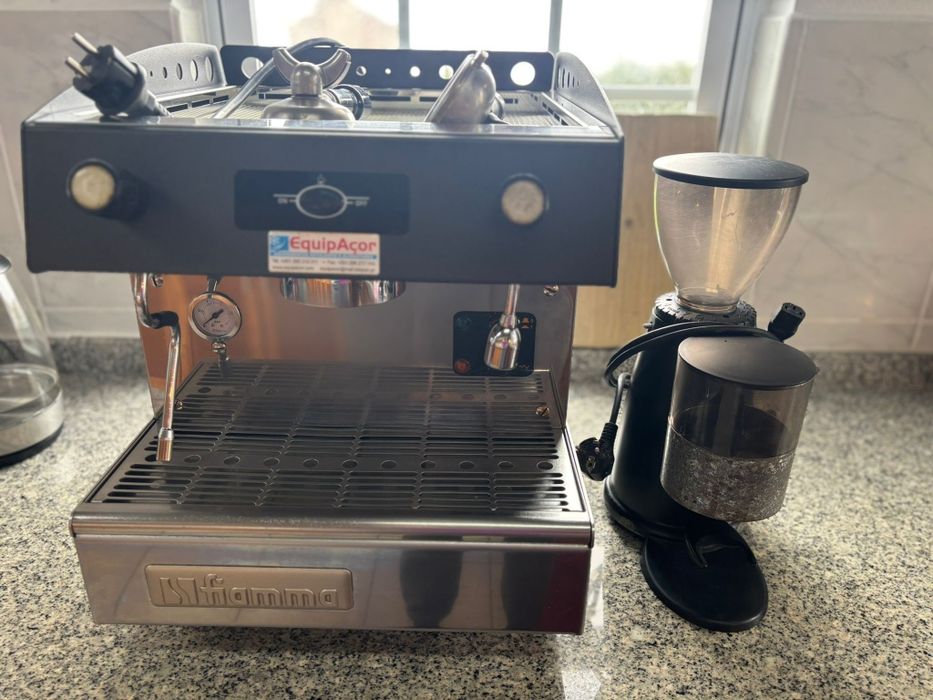 Máquina de café com Moinho