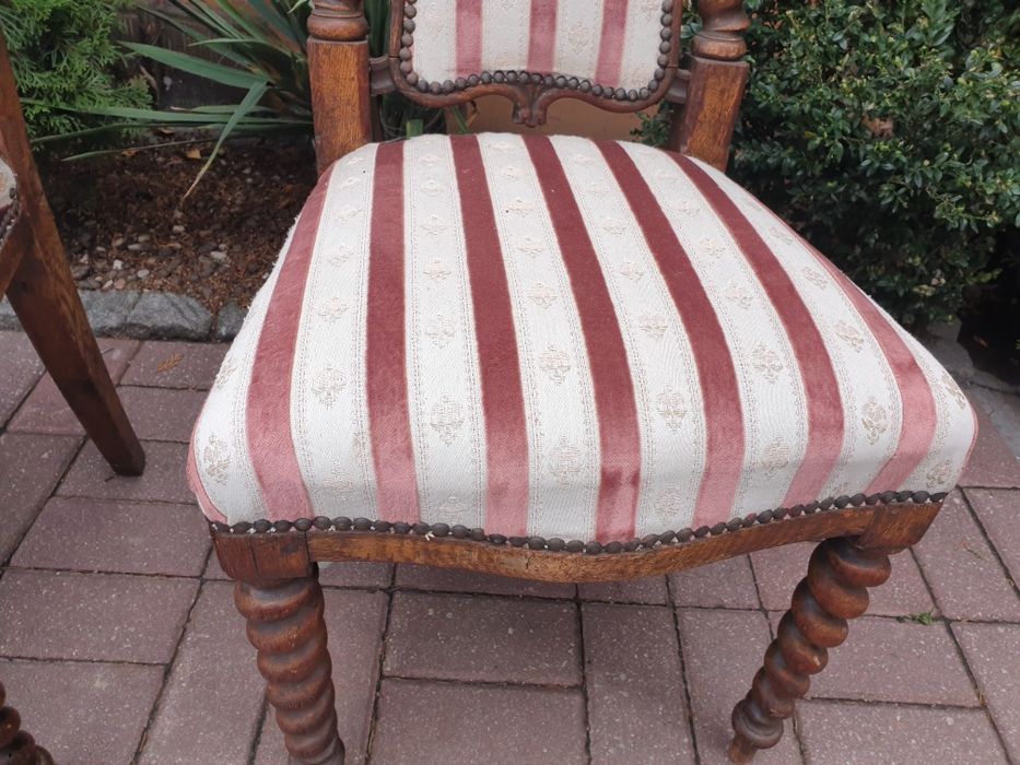 Piękne krzesła w doskonałym stanie mimo lat