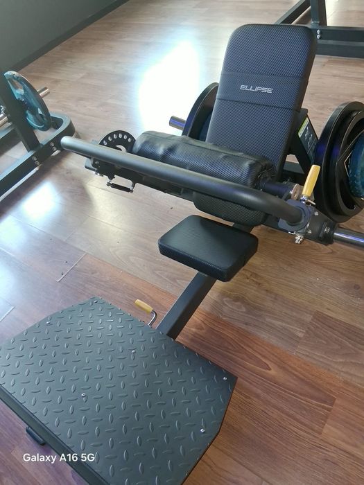 HIP HRUST MACHINE.   Elevação pelvica,