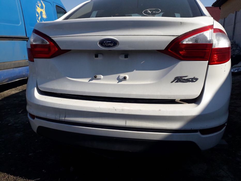 Ford fiesta sedan, седан крышка багажника має дефект