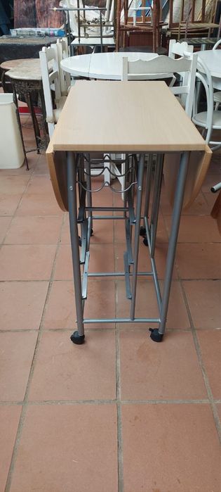 Mesa de apoio em metal e madeira
