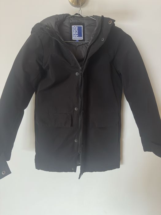 Zimowa czarna kurtka rozmiar 140