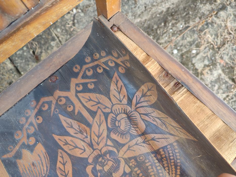 Três cadeiras antigas em madeira