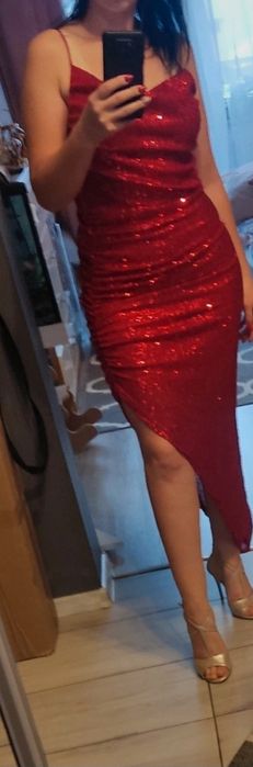 Sukienka midi lou aries cekinowa na ramiączkach z marszczeniem na boku