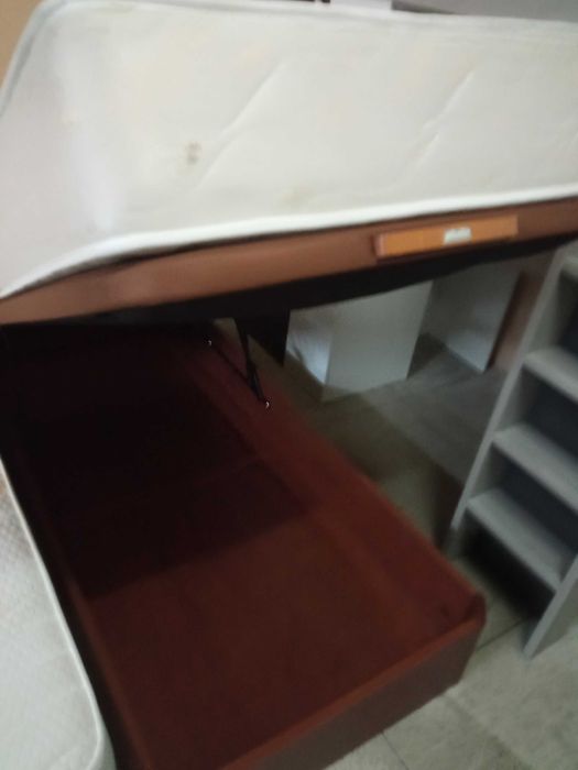 Cama solteiro com arrumação