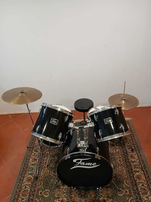 Bateria Fame + 1 par de baquetas