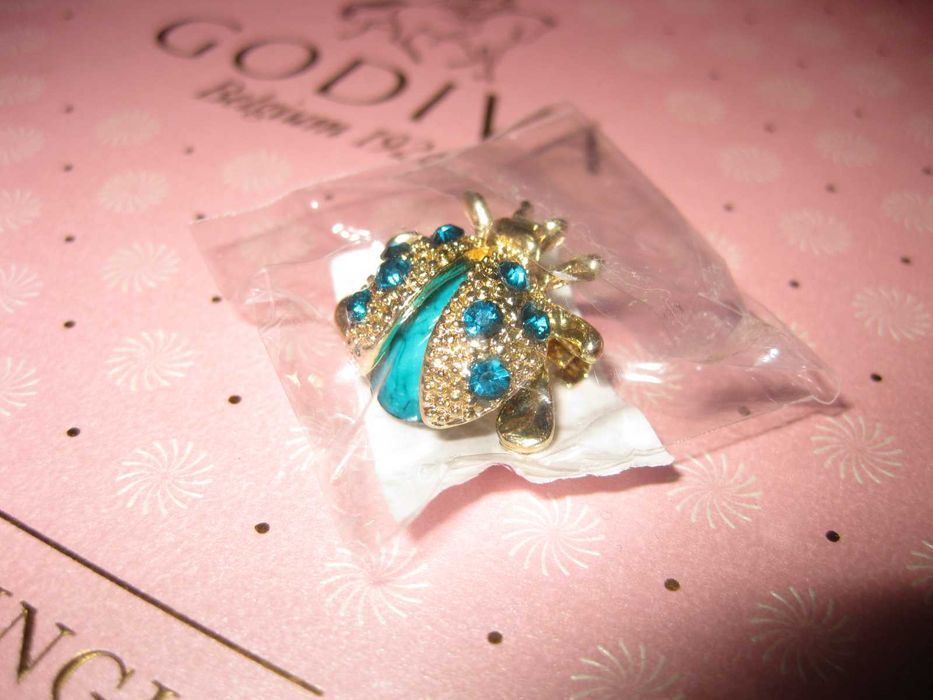 Шикарна елегантна брошка жовто блакитний жук сонечно божа коровка