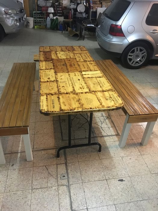 Mesa e banco em madeira