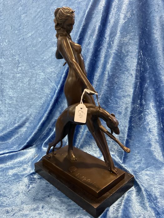 Escultura bronze lady com cão alt.32 cm anúncios abaixo