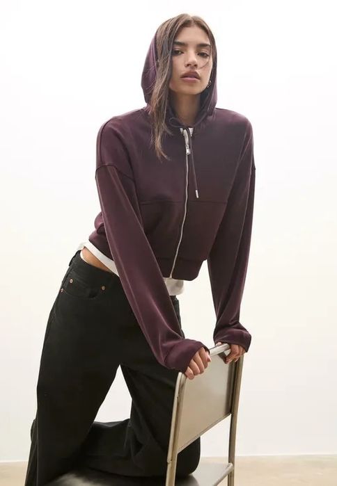 Укорочена зіп-худі від Stradivarius.