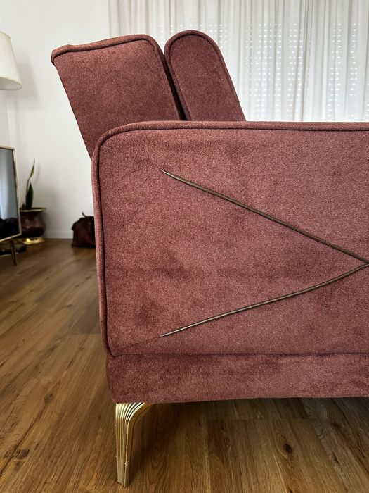 Sofa-cama  classico com pés dourados