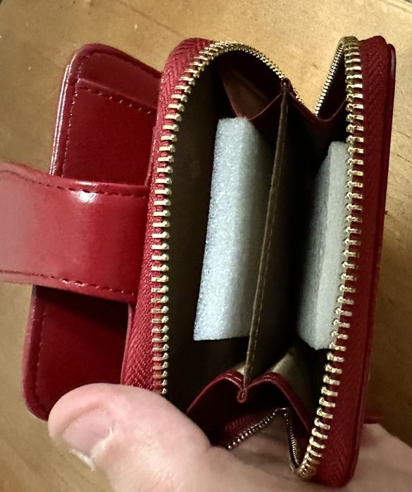 Жіночий короткий гаманець на блискавці.