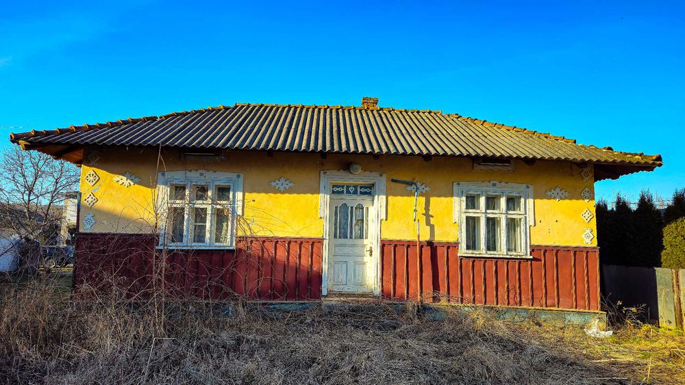 Продається будинок з ділянкою в селі Рожнів.