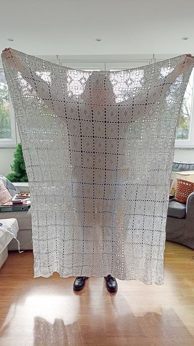 Toalha rectangular branca de crochet em muito bom estado