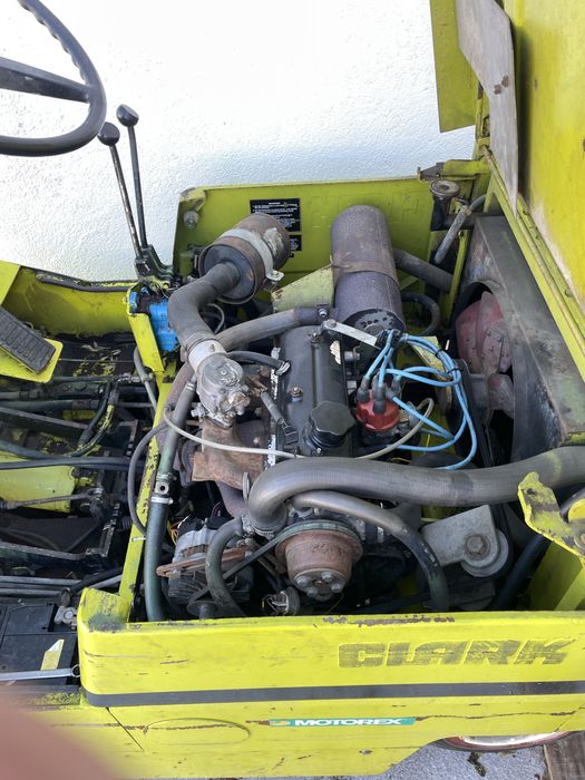 Empilhador a Gás Clark 1.500kg