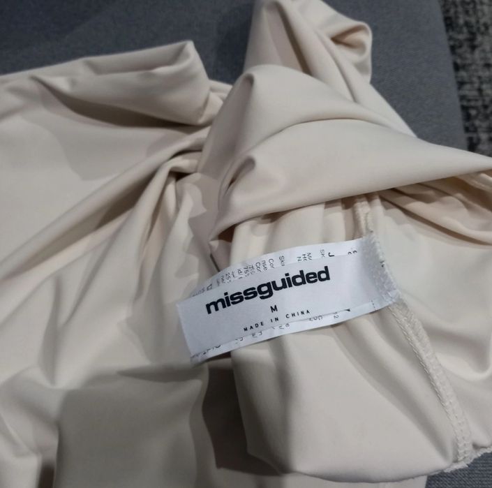 Conjunto de 2 peças,  creme, top assimétrico e saia maxi, Missguided