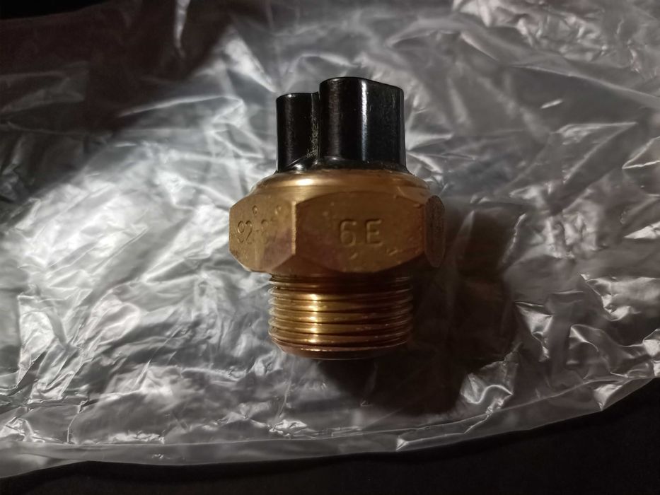 Датчик температуры (включения электровентилятора)