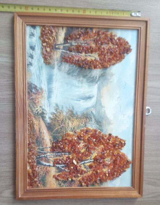 Obraz z bursztynami.