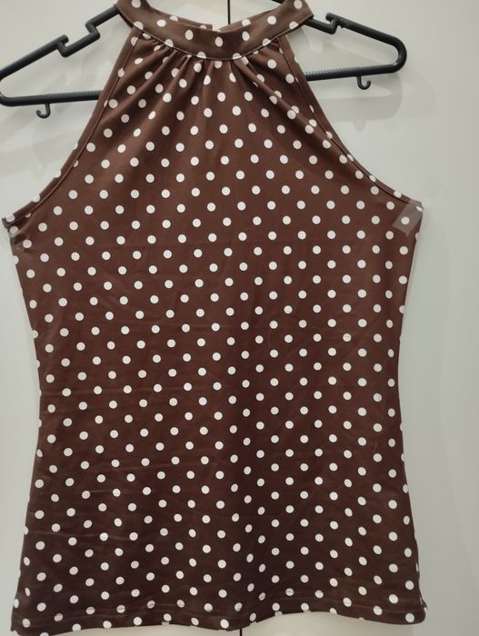 Blusa as bolinhas com ombros a mostra.muito  fresquinha