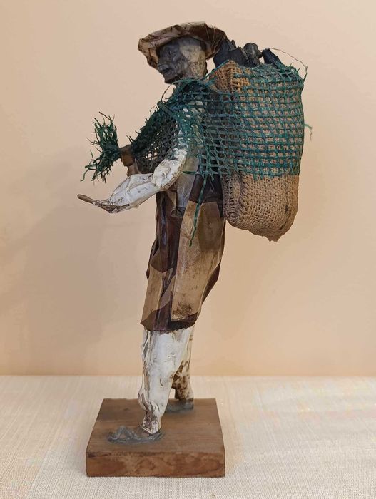 Figura de artesanato homem, com saco de carvão papel maché