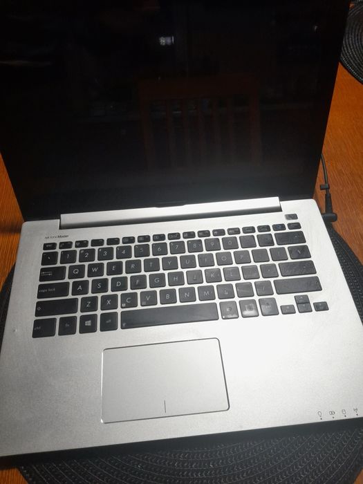 2 Laptopy z matrycami dotykowymi.