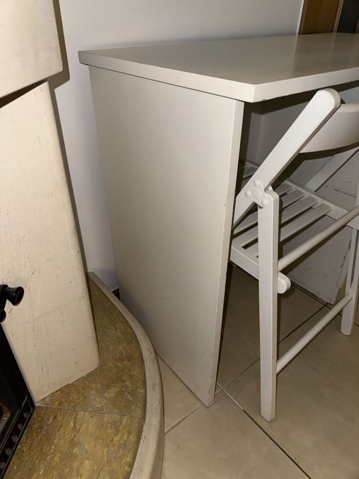 Secretaria de madeira branca com duas gavetas