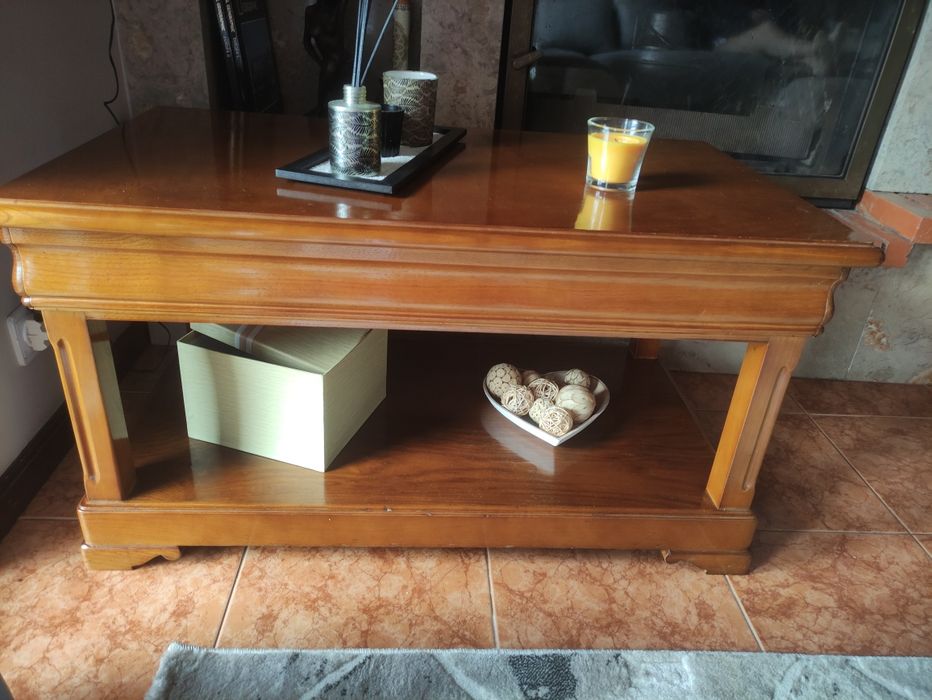 Mesa de sala de estar em madeira