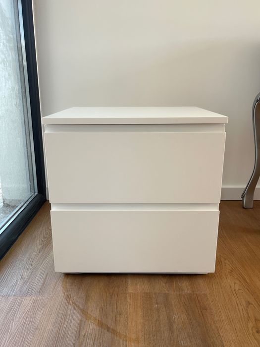 Mesa de cabeceira branca