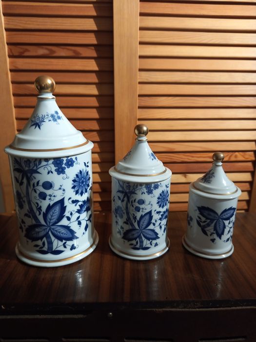 Três potes em porcelana