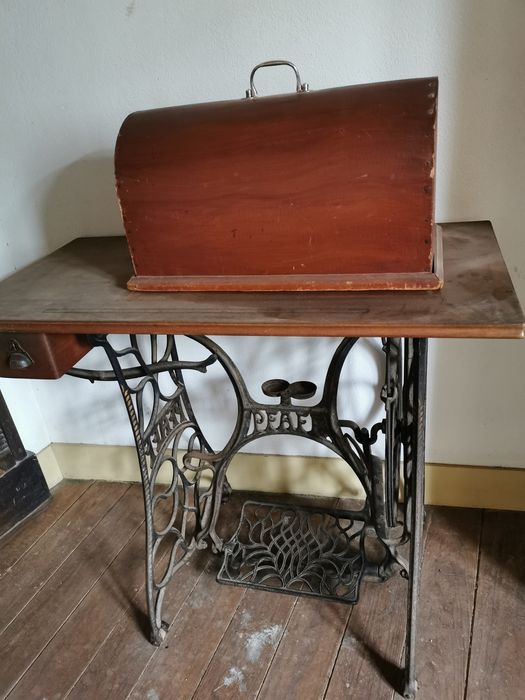 Máquina de costura muito antiga PFAF