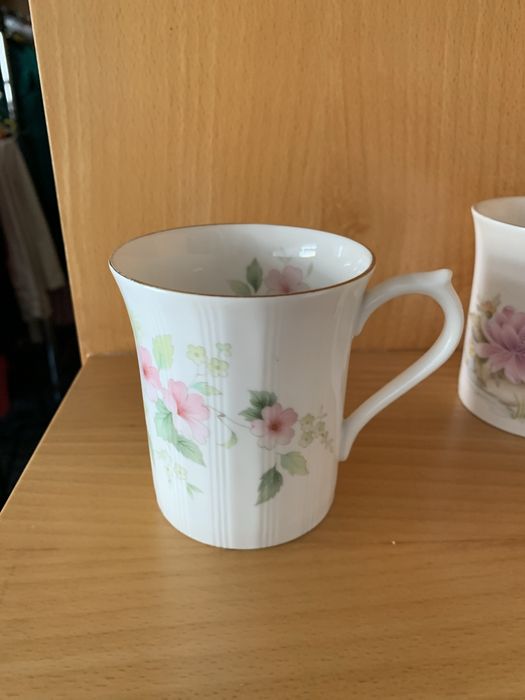 5 canecas de louça Inglesa