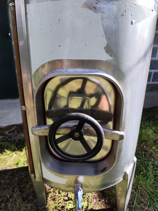 Cuba em inox com porta de 150L