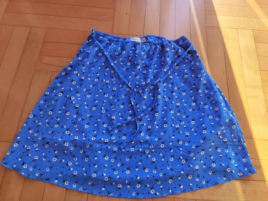 Niebieska spódnica w kwiaty