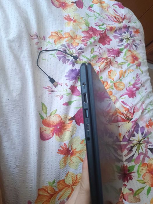 Sprzedaję laptopa Asus.