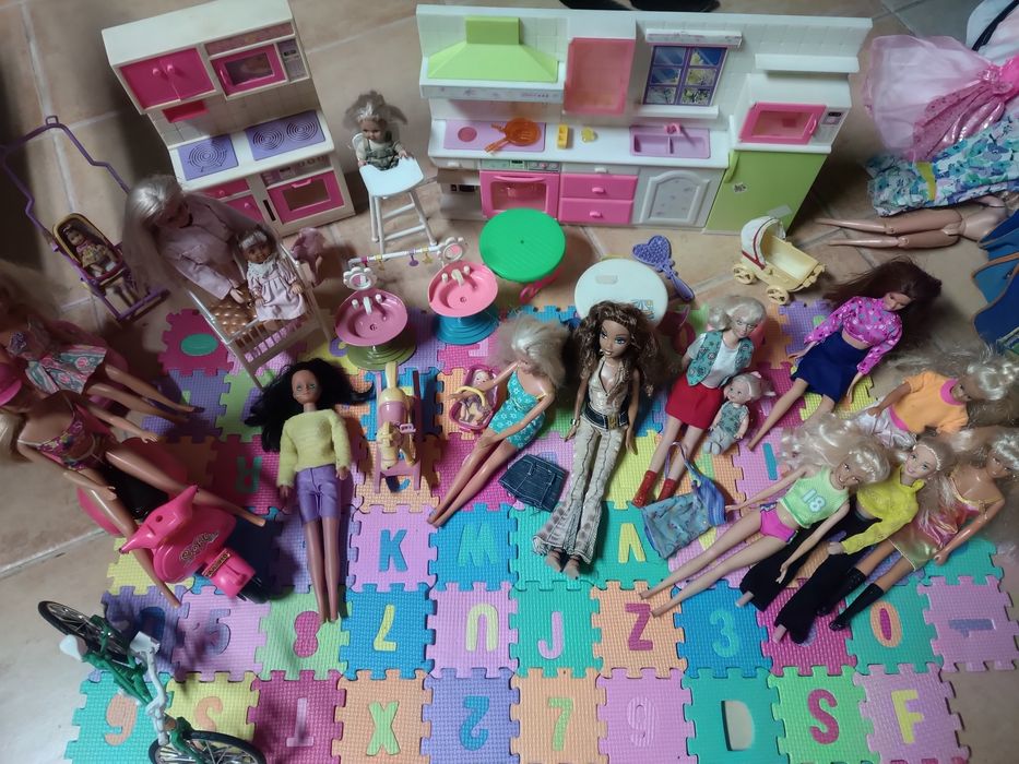 Conjunto - brinquedos bonecas/barbies
