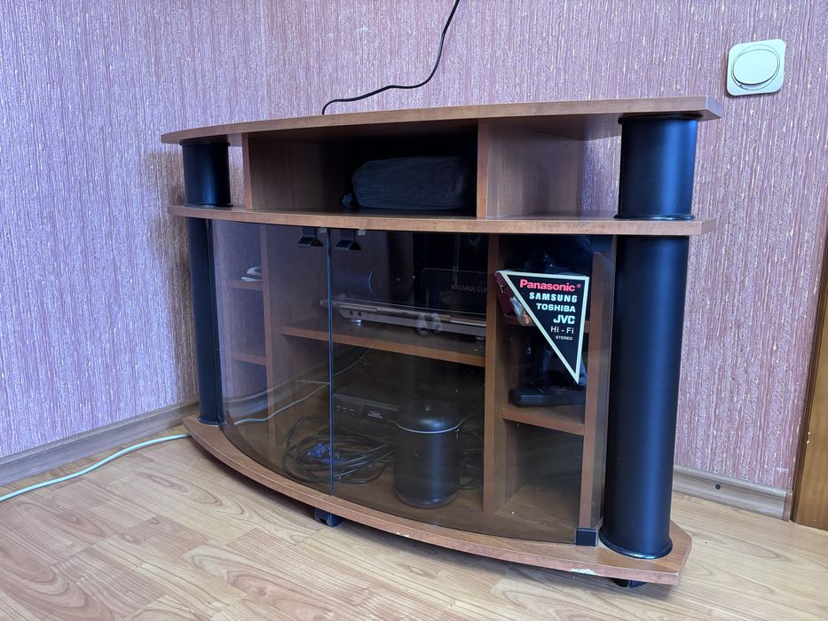 Продам тумбу під телевізор. У гарному стані.