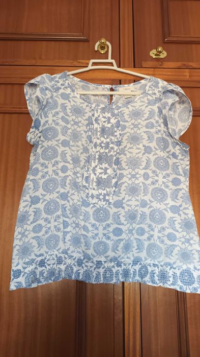 Blusa em branco e azul da sfera