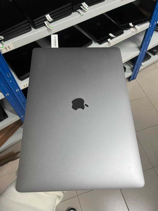 MacBook Pro 15" 2018 i7 16GB 250GB SSD Radeon Pro 555X | AmigoTech