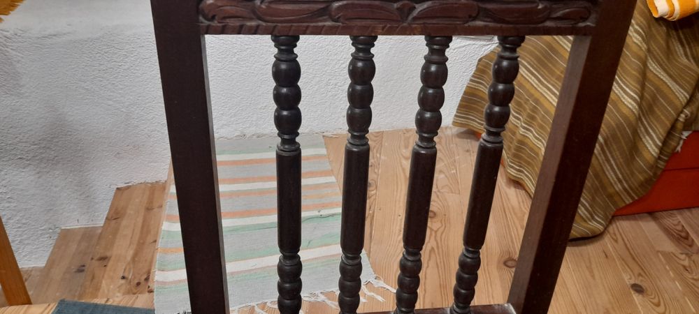Cadeiras antigas e mesas