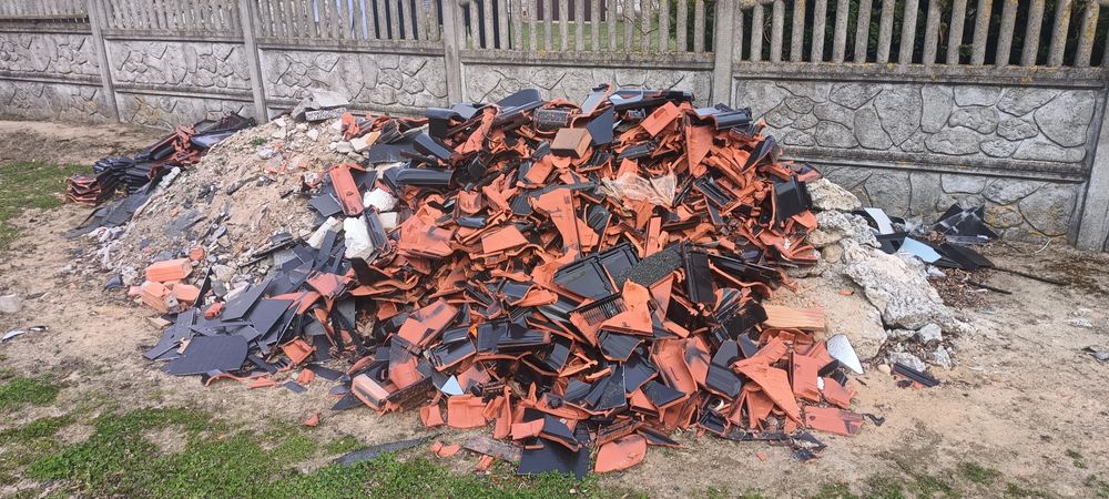 Gruz budowlany z docinkami dachówki