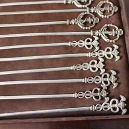 Invulgar conjunto de 12 espetos com banho de prata