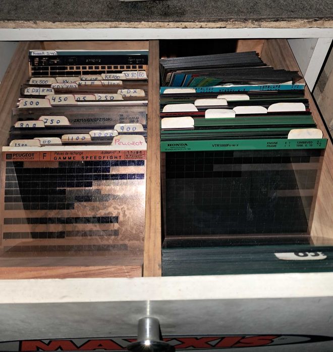 Máquina para microfichas de motos